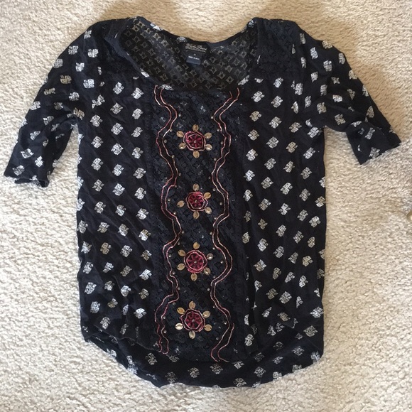 Black patterned top - Picture 1 of 1